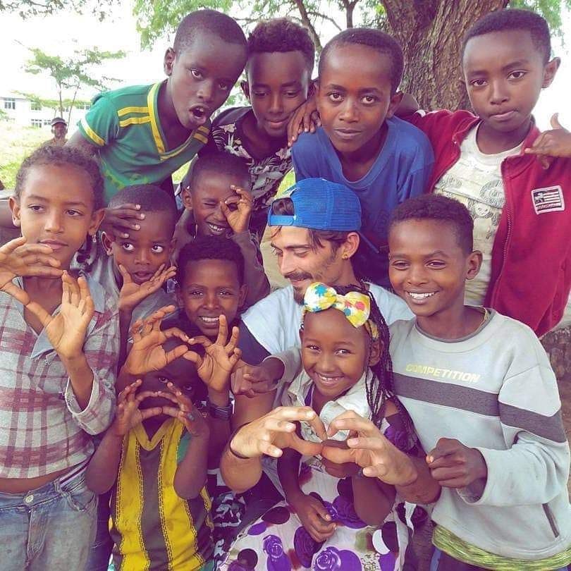 Giacomo con i bambini in Etiopia